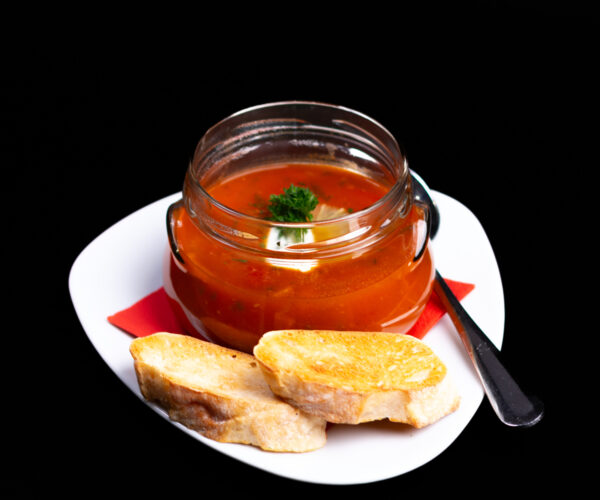 Soljanka, mit saurer Sahne und Zitrone, dazu Brot