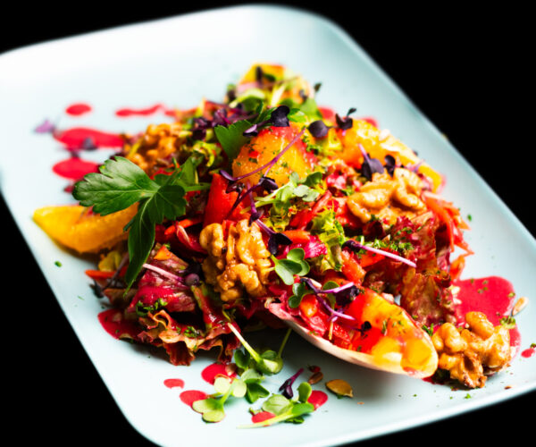 Großer „Frühlingssalat“, verschiedene Blattsalate mit jungem Spinat, verfeinert mit Erdbeer-Dressing, garniert mit Radieschen und Kirschtomaten, sowie Melonenwürfeln, Kresse und geröstetem Nuss-Kerne-Mix (wahlweise dazu: Ziegenkäse im Schinkenmantel, gebratene Hähnchenbruststreifen, Ofenspargelstückchen)