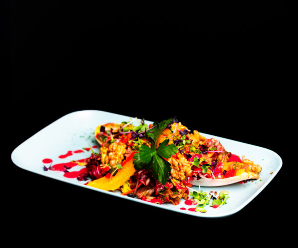 Großer „Frühlingssalat“, verschiedene Blattsalate mit jungem Spinat, verfeinert mit Erdbeer-Dressing, garniert mit Radieschen und Kirschtomaten, sowie Melonenwürfeln, Kresse und geröstetem Nuss-Kerne-Mix (wahlweise dazu: Ziegenkäse im Schinkenmantel, gebratene Hähnchenbruststreifen, Ofenspargelstückchen)