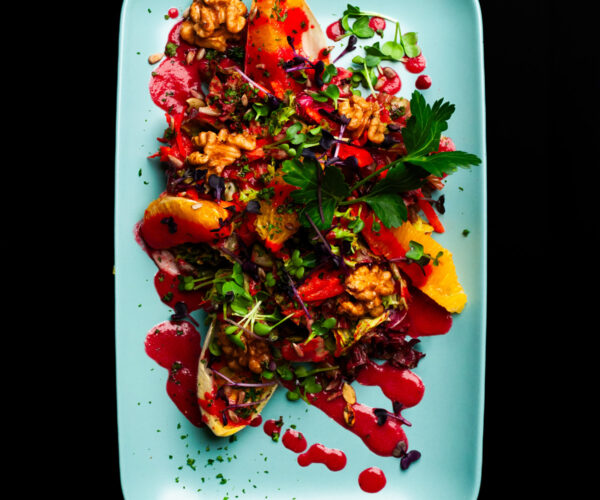 Großer „Frühlingssalat“, verschiedene Blattsalate mit jungem Spinat, verfeinert mit Erdbeer-Dressing, garniert mit Radieschen und Kirschtomaten, sowie Melonenwürfeln, Kresse und geröstetem Nuss-Kerne-Mix (wahlweise dazu: Ziegenkäse im Schinkenmantel, gebratene Hähnchenbruststreifen, Ofenspargelstückchen)