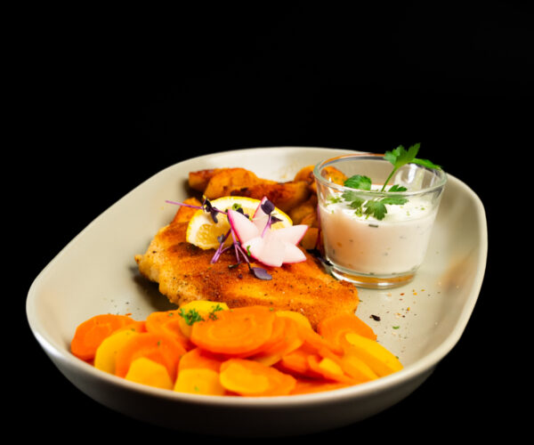 Braumeisterschnitzel vom Schweinerücken, mit Cheddar-Chorizo-Füllung, dazu Honigmöhrchen, Röstkartoffeln und einem Kräuterdip        