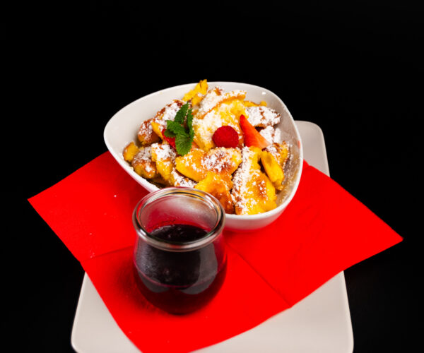 Trobischhof-Buttermilch-Kaiserschmarrn mit Heidelbeeren und Puderzucker