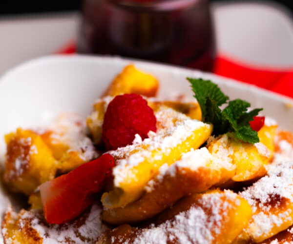 Trobischhof-Buttermilch-Kaiserschmarrn mit Heidelbeeren und Puderzucker