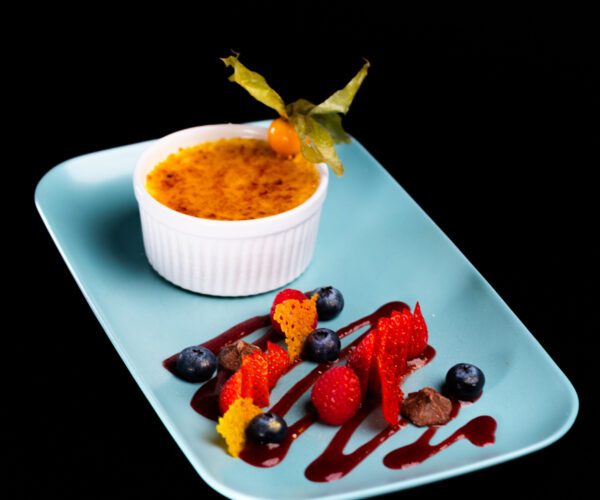 Creme-Brulee, mit frischen Früchten