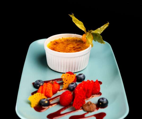Creme-Brulee, mit frischen Früchten